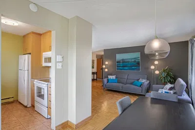 Kuchyňa; kuchynské spotrebiče, drevená podlaha, prirodzené svetlo, moderný štýl