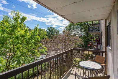 Kuchyňa; kuchynské spotrebiče, drevená podlaha, prirodzené svetlo, moderný štýl