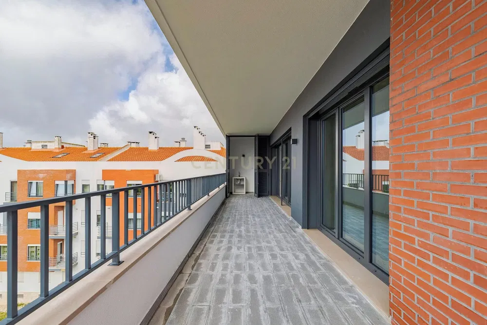 Kuchyně; kuchyňské spotřebiče, dřevěná podlaha, přirozené světlo, moderní styl