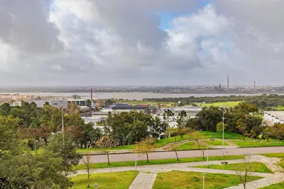 Kuchyně; kuchyňské spotřebiče, dřevěná podlaha, přirozené světlo, moderní styl