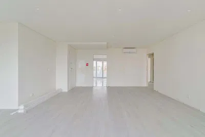 Kuchyně; kuchyňské spotřebiče, dřevěná podlaha, přirozené světlo, moderní styl