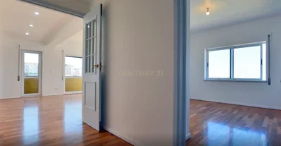 Küche; küchengeräte, holzboden, tageslicht, moderner stil