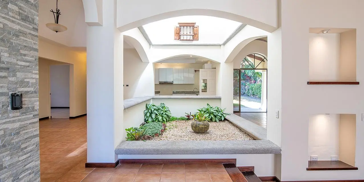 غرفة معيشة; أرضية خشبية, ضوء طبيعي, أسلوب عصري