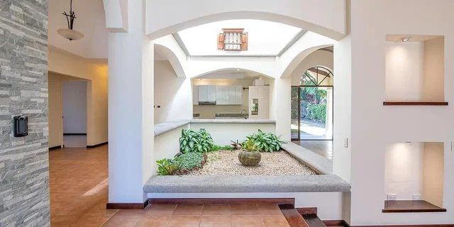 غرفة معيشة; أرضية خشبية, ضوء طبيعي, أسلوب عصري