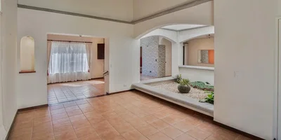 Кухиња; кухињски апарати, дрвени под, природно светло, модерни стил