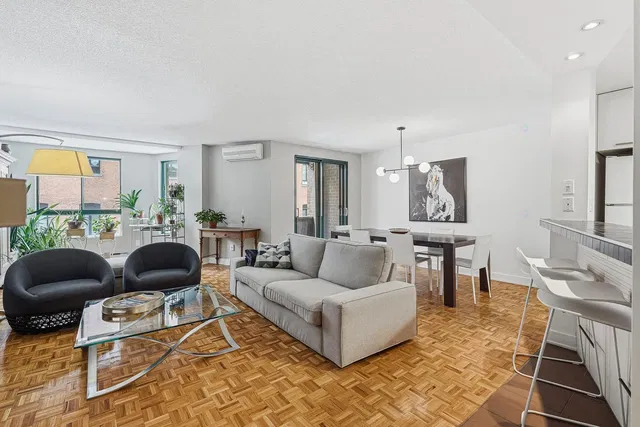 Κουζίνα; συσκευές κουζίνας, ξύλινο πάτωμα, φυσικό φως, μοντέρνο στυλ