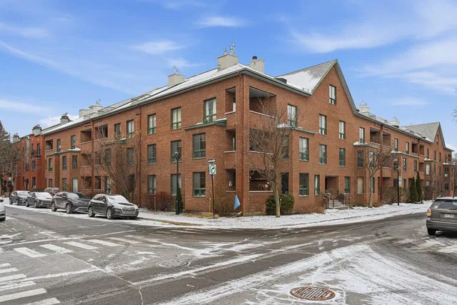 Κουζίνα; συσκευές κουζίνας, ξύλινο πάτωμα, φυσικό φως, μοντέρνο στυλ