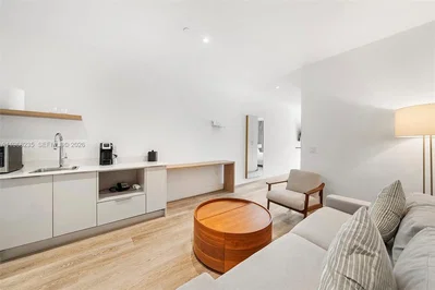 Kuhinja; kuhinjski aparati, drveni pod, prirodno svjetlo, moderni stil