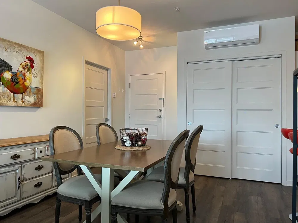 غرفة معيشة; أرضية خشبية, ضوء طبيعي, أسلوب عصري