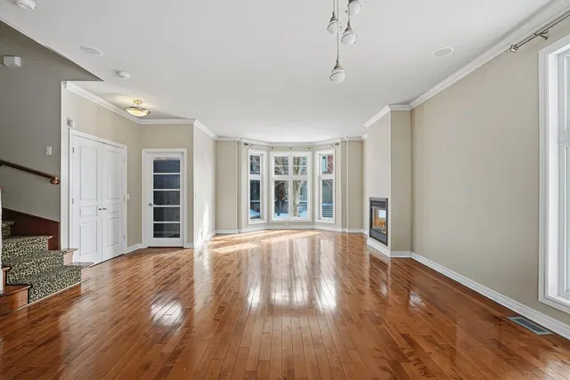 Σαλόνι; ξύλινο πάτωμα, φυσικό φως, μοντέρνο στυλ