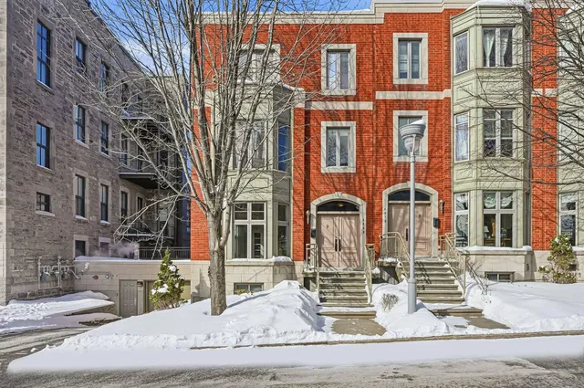 Κουζίνα; συσκευές κουζίνας, ξύλινο πάτωμα, φυσικό φως, μοντέρνο στυλ