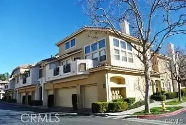 Kuchyňa; kuchynské spotrebiče, drevená podlaha, prirodzené svetlo, moderný štýl