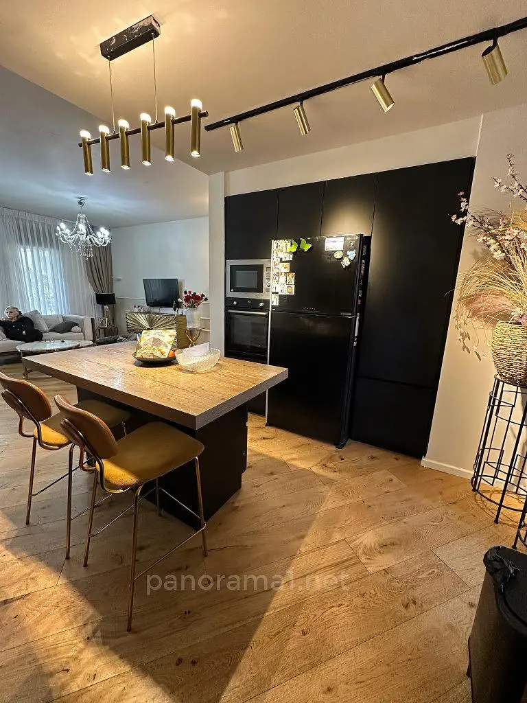 Kuhinja; kućanski aparati, drveni pod, prirodna svjetlost, moderan stil