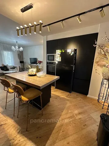 Kuhinja; kućanski aparati, drveni pod, prirodna svjetlost, moderan stil