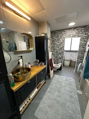 Kuhinja; kućanski aparati, drveni pod, prirodna svjetlost, moderan stil