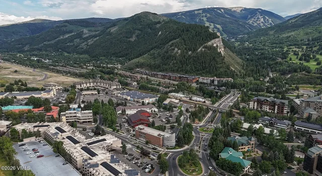 Кухня; кухненски уреди, дървен под, естествена светлина, модерен стил