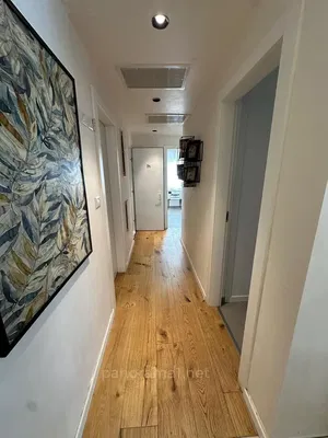 Kuhinja; kućanski aparati, drveni pod, prirodna svjetlost, moderan stil