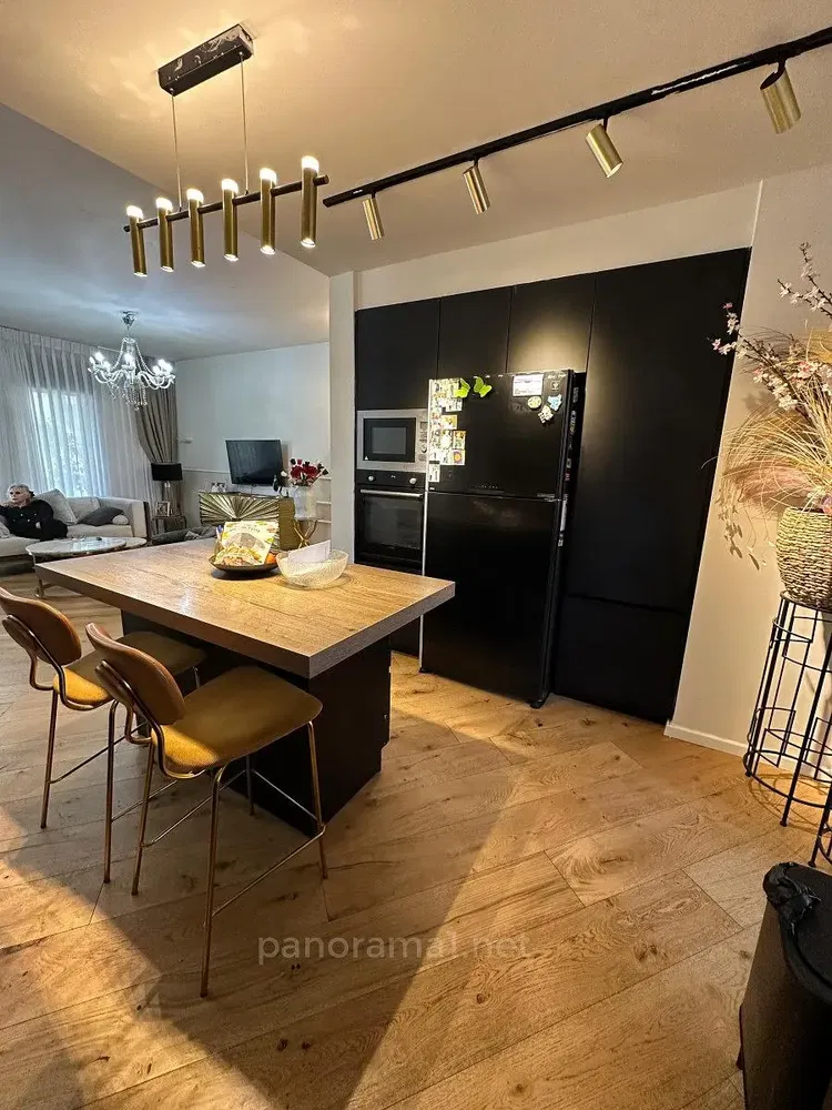 Kuhinja; kućanski aparati, drveni pod, prirodna svjetlost, moderan stil