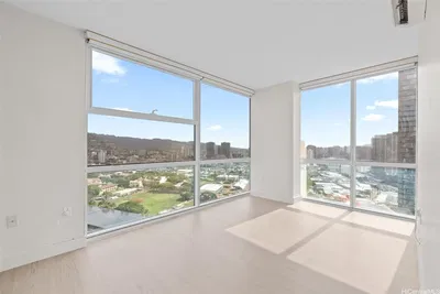 Kuhinja; kućanski aparati, drveni pod, prirodna svjetlost, moderan stil