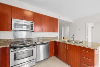 Kuhinja; kućanski aparati, drveni pod, prirodna svjetlost, moderan stil