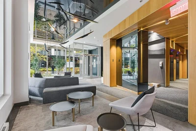 Kuhinja; kuhinjski aparati, drveni pod, prirodno svjetlo, moderni stil