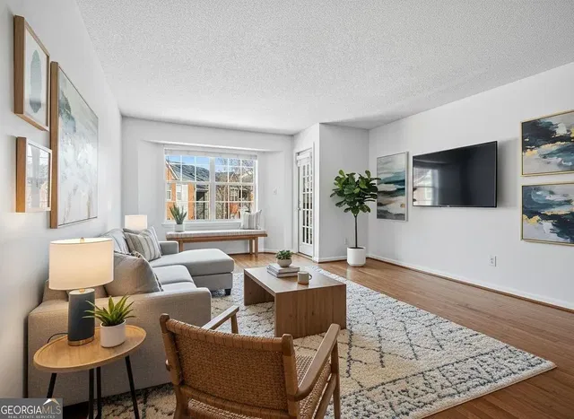 Kuhinja; kućanski aparati, drveni pod, prirodna svjetlost, moderan stil