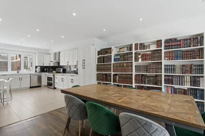 Cuisine; électroménager, parquet, lumière naturelle, style moderne