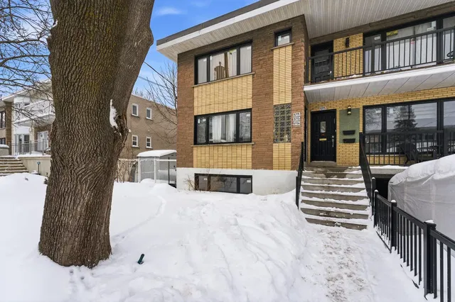 Κουζίνα; συσκευές κουζίνας, ξύλινο πάτωμα, φυσικό φως, μοντέρνο στυλ