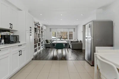 Cuisine; électroménager, parquet, lumière naturelle, style moderne