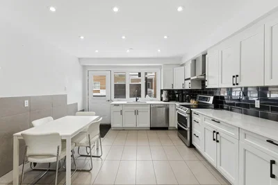 Cuisine; électroménager, parquet, lumière naturelle, style moderne