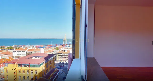 Kuchyňa; kuchynské spotrebiče, drevená podlaha, prirodzené svetlo, moderný štýl