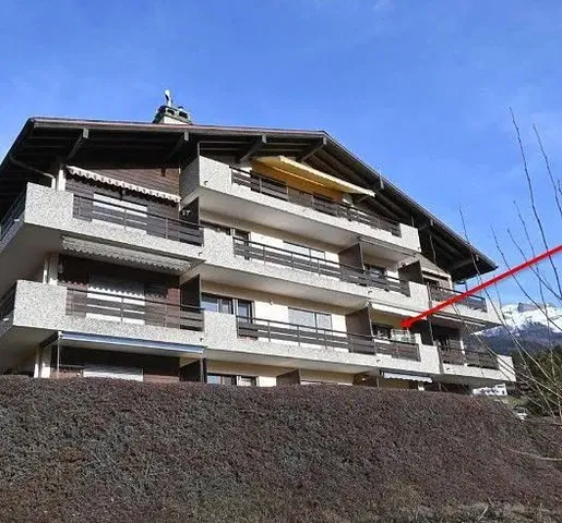 Keuken; keukenapparatuur, houten vloer, natuurlijk licht, moderne stijl