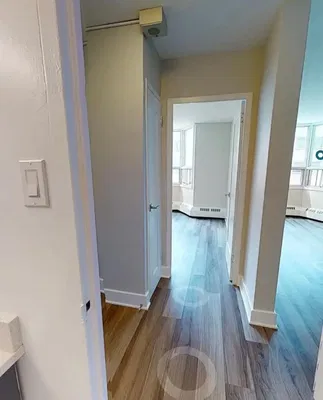 Kuchyňa; kuchynské spotrebiče, drevená podlaha, prirodzené svetlo, moderný štýl