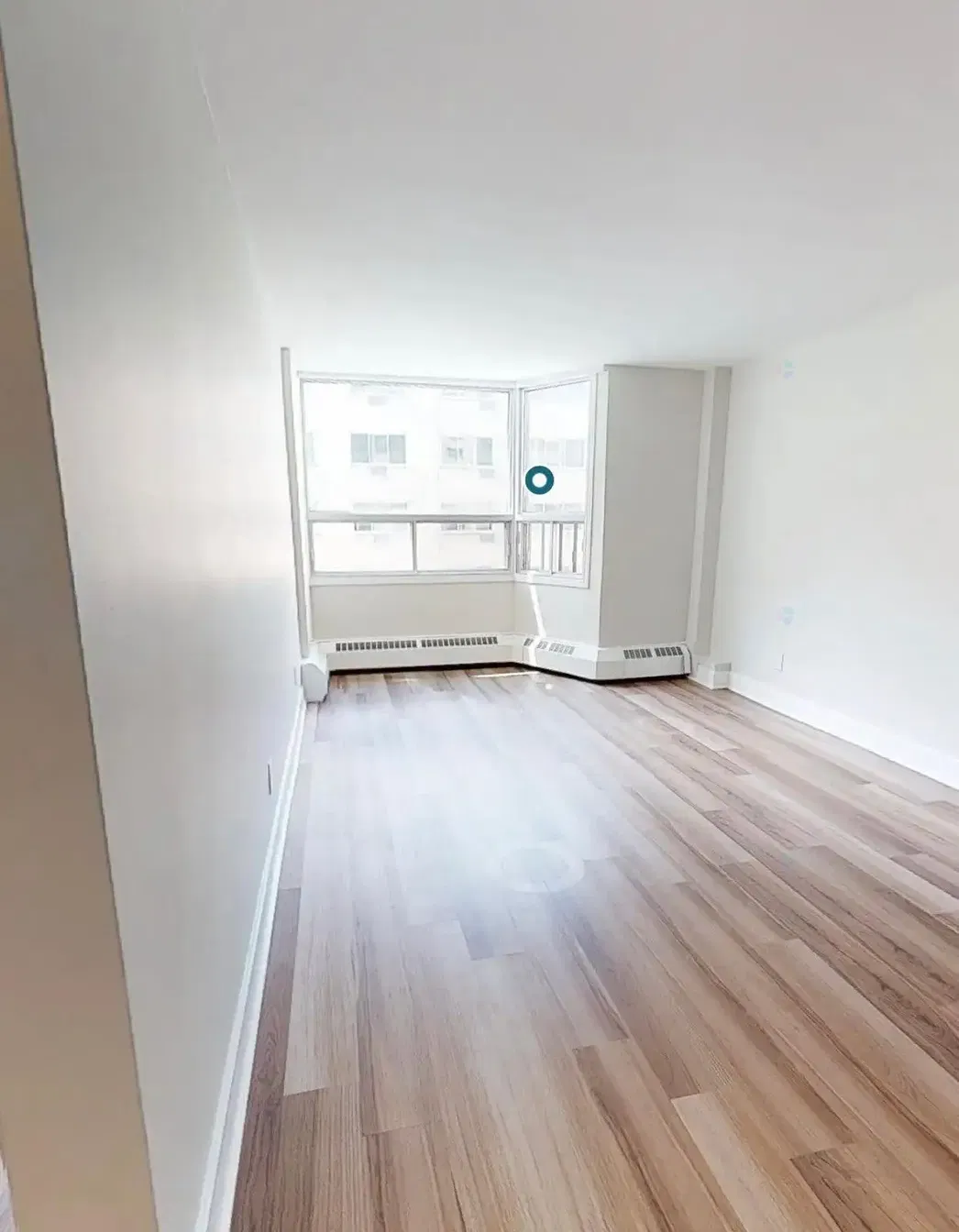 Kuchyňa; kuchynské spotrebiče, drevená podlaha, prirodzené svetlo, moderný štýl