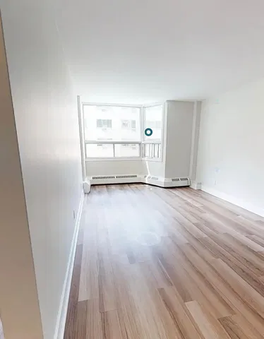 Kuchyňa; kuchynské spotrebiče, drevená podlaha, prirodzené svetlo, moderný štýl