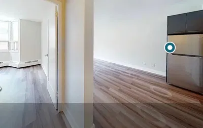 Kuchyňa; kuchynské spotrebiče, drevená podlaha, prirodzené svetlo, moderný štýl