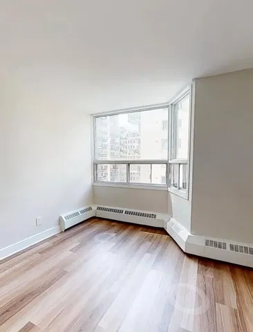 Kuchyňa; kuchynské spotrebiče, drevená podlaha, prirodzené svetlo, moderný štýl