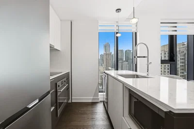 مطبخ; أجهزة المطبخ, أرضية خشبية, ضوء طبيعي, أسلوب عصري