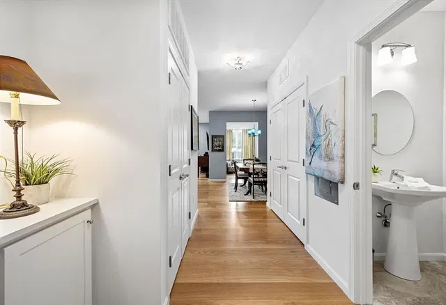 Dnevni boravak; drveni pod, prirodna svjetlost, moderan stil