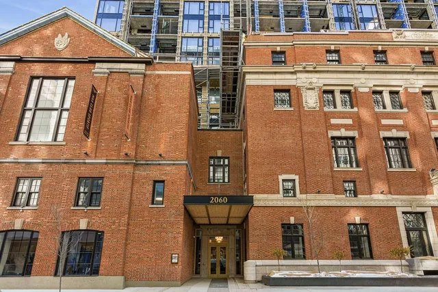 Kuchyňa; kuchynské spotrebiče, drevená podlaha, prirodzené svetlo, moderný štýl