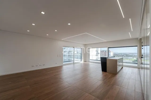 Kuhinja; kućanski aparati, drveni pod, prirodna svjetlost, moderan stil