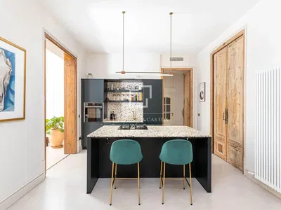 Mutfak; mutfak aletleri, ahşap zemin, doğal ışık, modern stil