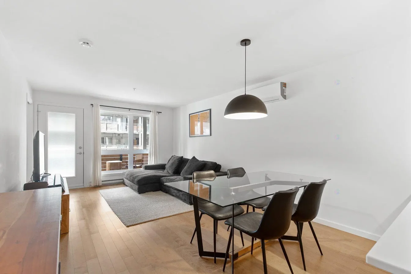Cuisine; électroménager, parquet, lumière naturelle, style moderne