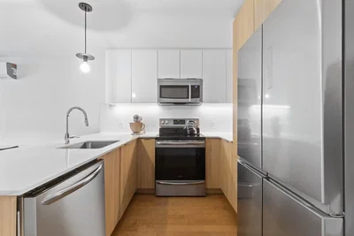 Cuisine; électroménager, parquet, lumière naturelle, style moderne
