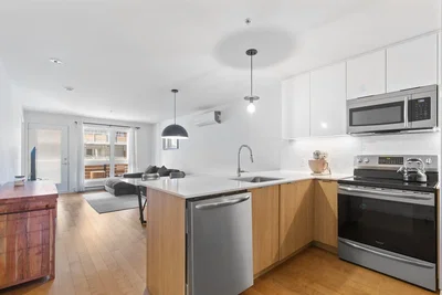Cuisine; électroménager, parquet, lumière naturelle, style moderne