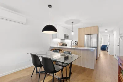 Cuisine; électroménager, parquet, lumière naturelle, style moderne