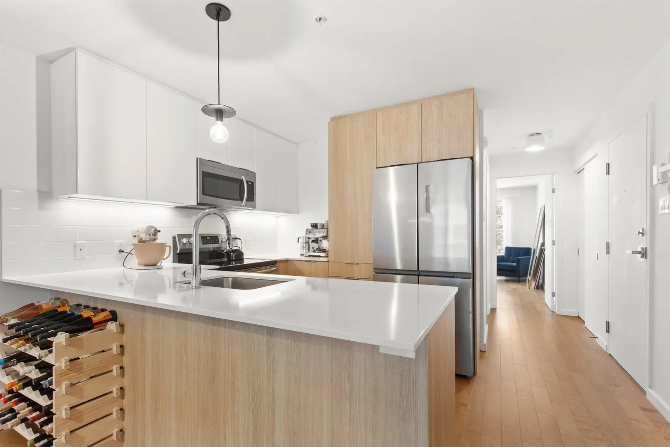 Cuisine; électroménager, parquet, lumière naturelle, style moderne