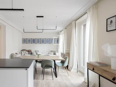 Küche; küchengeräte, holzboden, tageslicht, moderner stil