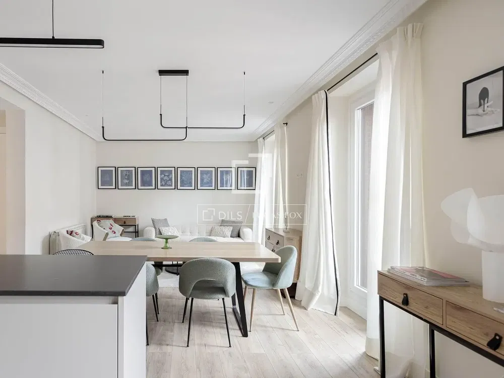 Cucina; elettrodomestici, pavimento in legno, luce naturale, stile moderno