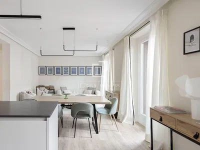 Cucina; elettrodomestici, pavimento in legno, luce naturale, stile moderno